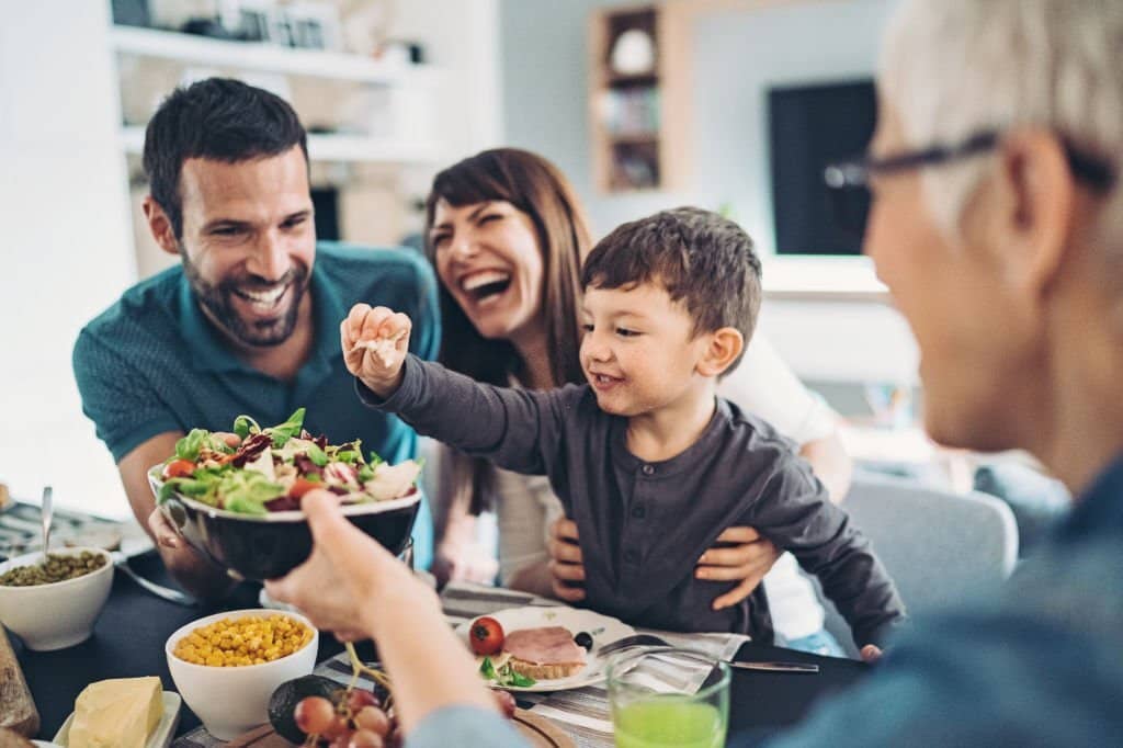 Read more about the article The Benefits of Family Meals: Eating Together for Health